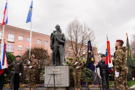 Polaganje cvetja k spomeniku Rudolfa Maistra (23)